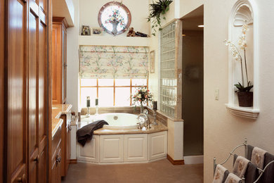 Пример оригинального дизайна: главная ванная комната среднего размера в классическом стиле с фасадами с выступающей филенкой, фасадами цвета дерева среднего тона, накладной ванной, душем в нише, белыми стенами, бетонным полом, врезной раковиной, столешницей из гранита и коричневым полом