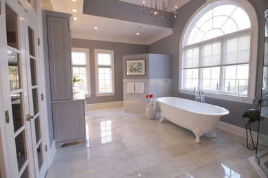 Inredning av ett klassiskt mycket stort en-suite badrum, med skåp i shakerstil, grå skåp, ett badkar med tassar, en hörndusch, en toalettstol med hel cisternkåpa, grå kakel, stenkakel, grå väggar, marmorgolv, ett undermonterad handfat och marmorbänkskiva