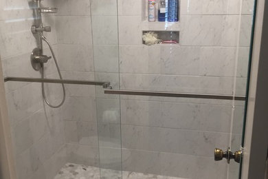 Immagine di una piccola stanza da bagno padronale chic con piastrelle in gres porcellanato, pavimento in marmo e porta doccia scorrevole