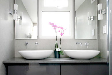 サリーにあるコンテンポラリースタイルのおしゃれな浴室の写真