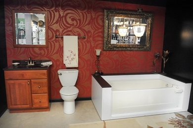 フィラデルフィアにあるおしゃれな浴室 (コンソール型シンク、家具調キャビネット、中間色木目調キャビネット、人工大理石カウンター、ドロップイン型浴槽、一体型トイレ	、赤い壁、磁器タイルの床) の写真