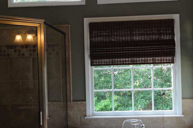 アトランタにある中くらいなおしゃれなマスターバスルーム (置き型浴槽、コーナー設置型シャワー、ベージュのタイル、セラミックタイル、緑の壁、セラミックタイルの床) の写真