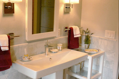 Esempio di una stanza da bagno minimal con lavabo a colonna, piastrelle grigie e piastrelle in pietra