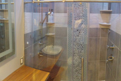 トロントにあるミッドセンチュリースタイルのおしゃれな浴室の写真