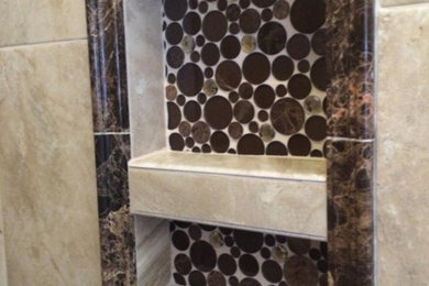 Diseño de cuarto de baño tradicional renovado con baldosas y/o azulejos beige y baldosas y/o azulejos de cerámica