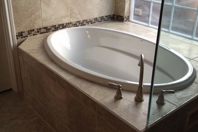 Modelo de cuarto de baño principal mediterráneo de tamaño medio con bañera encastrada, ducha esquinera, baldosas y/o azulejos en mosaico, paredes azules y suelo de baldosas de cerámica