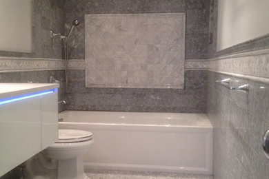 ニューヨークにある広いトラディショナルスタイルのおしゃれなマスターバスルーム (アンダーカウンター洗面器、アルコーブ型シャワー、グレーのタイル、セラミックタイル、ベージュの壁) の写真