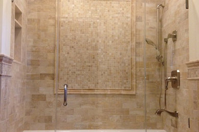 ニューヨークにある広いトラディショナルスタイルのおしゃれなマスターバスルーム (アルコーブ型浴槽、シャワー付き浴槽	、ベージュのタイル、セラミックタイル、ベージュの壁) の写真