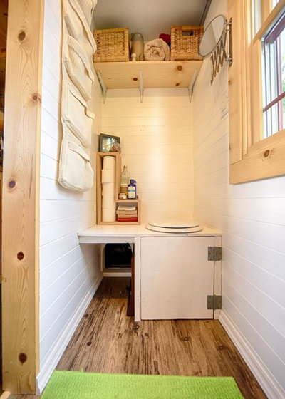 ラスティック 浴室 by The Tiny Tack House