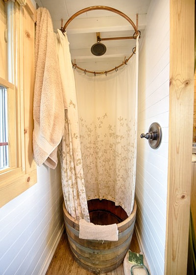 ラスティック 浴室 by The Tiny Tack House