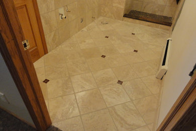 デンバーにあるトラディショナルスタイルのおしゃれな浴室 (磁器タイルの床、ベージュの床) の写真