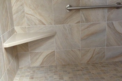 他の地域にある中くらいなトランジショナルスタイルのおしゃれな浴室 (アルコーブ型シャワー、大理石タイル) の写真