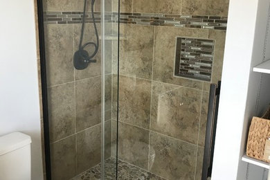 Mittelgroßes Klassisches Badezimmer mit Duschnische, braunen Fliesen, Porzellanfliesen, weißer Wandfarbe und Schiebetür-Duschabtrennung in Phoenix