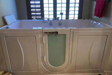 This is an example of a traditional bathroom in Phoenix with an alcove bath.