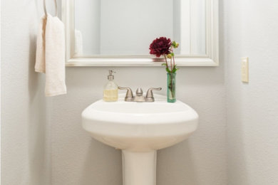 Cette image montre une salle de bain design.
