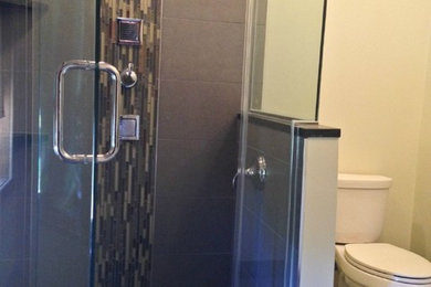 Inredning av ett modernt mellanstort en-suite badrum, med en öppen dusch, en toalettstol med separat cisternkåpa, grå kakel, porslinskakel, grå väggar och klinkergolv i porslin