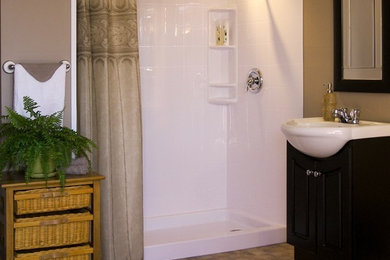 モントリオールにある中くらいなおしゃれなバスルーム (浴槽なし) (オープン型シャワー、ベージュのタイル、ベージュの壁、リノリウムの床) の写真