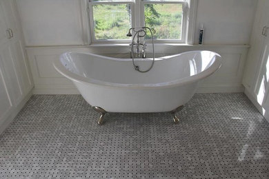 Пример оригинального дизайна: главная ванная комната среднего размера в стиле неоклассика (современная классика) с фасадами в стиле шейкер, белыми фасадами, ванной на ножках, белыми стенами, серым полом и мраморным полом