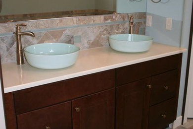 Foto de cuarto de baño clásico con lavabo sobreencimera, armarios con paneles con relieve, puertas de armario blancas y encimera de mármol