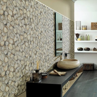 Großes Asiatisches Badezimmer mit offenen Schränken, beiger Wandfarbe, dunklem Holzboden, Aufsatzwaschbecken, Waschtisch aus Holz, schwarzem Boden und schwarzer Waschtischplatte in Denver