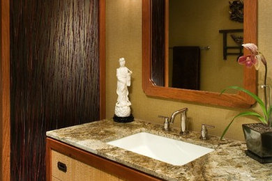 Imagen de cuarto de baño principal asiático de tamaño medio con armarios con paneles lisos, puertas de armario de madera clara, lavabo bajoencimera y encimera de granito