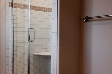 Modelo de cuarto de baño principal de tamaño medio con ducha esquinera, baldosas y/o azulejos blancos, baldosas y/o azulejos de cerámica, paredes beige y suelo de baldosas de cerámica