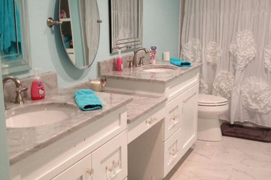 Пример оригинального дизайна: большая детская ванная комната в классическом стиле с фасадами в стиле шейкер, белыми фасадами, отдельно стоящей ванной, душем над ванной, раздельным унитазом, белой плиткой, цементной плиткой, синими стенами, врезной раковиной, мраморной столешницей и мраморным полом
