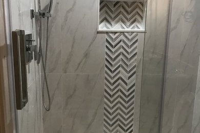 トロントにあるコンテンポラリースタイルのおしゃれな浴室 (アルコーブ型シャワー、グレーのタイル、白いタイル、大理石タイル、引戸のシャワー) の写真