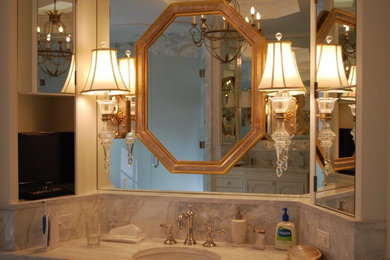 アトランタにある中くらいなトラディショナルスタイルのおしゃれな浴室 (白い壁、アンダーカウンター洗面器) の写真