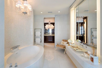 Modelo de cuarto de baño contemporáneo con lavabo sobreencimera, encimera de acrílico, bañera encastrada, baldosas y/o azulejos blancos, baldosas y/o azulejos de metal, paredes blancas y suelo de mármol