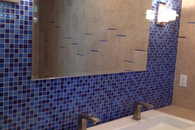 Стильный дизайн: ванная комната среднего размера в современном стиле с открытыми фасадами, бежевой плиткой, синей плиткой, плиткой мозаикой, бежевыми стенами, душевой кабиной и раковиной с несколькими смесителями - последний тренд