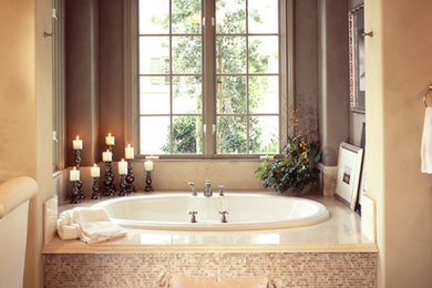 Diseño de cuarto de baño principal clásico grande con armarios con paneles con relieve, puertas de armario blancas, bañera encastrada, paredes negras, lavabo bajoencimera y encimera de mármol