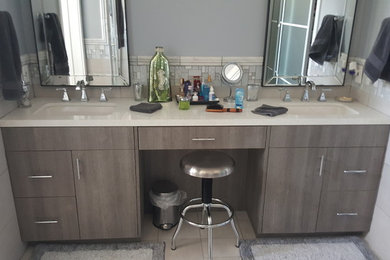 Example of a mid-sized trendy master gray tile, white tile and porcelain tile ceramic tile bathroom design in Los Angeles with gray cabinets, blue walls, an undermount sink and quartz countertops