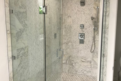 Immagine di una stanza da bagno con doccia minimalista di medie dimensioni con doccia alcova, piastrelle grigie, piastrelle bianche, piastrelle di marmo, pareti bianche, pavimento con piastrelle a mosaico, pavimento bianco e porta doccia a battente