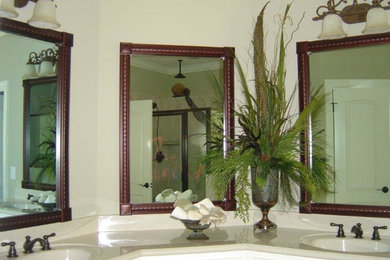 Imagen de cuarto de baño principal clásico de tamaño medio con armarios con paneles lisos, puertas de armario blancas, paredes beige, lavabo integrado y encimera de granito