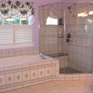 Idee per una grande stanza da bagno padronale con top piastrellato, vasca da incasso, doccia ad angolo, WC monopezzo, piastrelle beige, piastrelle in ceramica, pareti viola e pavimento con piastrelle in ceramica
