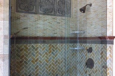 Example of a mid-sized tuscan 3/4 tub/shower combo design in Miami