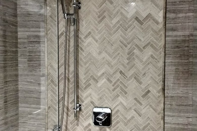 Идея дизайна: ванная комната среднего размера в современном стиле с душем в нише, коричневой плиткой, керамогранитной плиткой, коричневыми стенами и душем с распашными дверями
