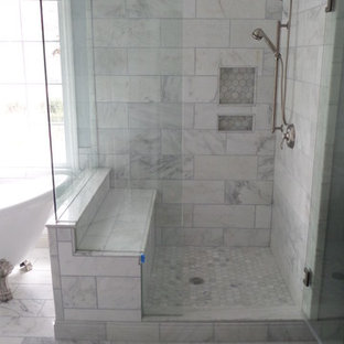 Idéer för mellanstora funkis en-suite badrum, med skåp i shakerstil, svarta skåp, ett badkar med tassar, en dusch i en alkov, en toalettstol med hel cisternkåpa, grå kakel, vit kakel, porslinskakel, grå väggar, marmorgolv, ett undermonterad handfat och bänkskiva i akrylsten