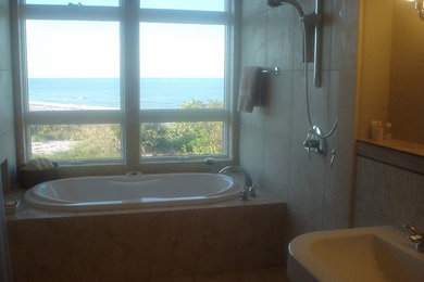 Modelo de cuarto de baño contemporáneo de tamaño medio con bañera encastrada, ducha abierta, lavabo suspendido y ducha abierta