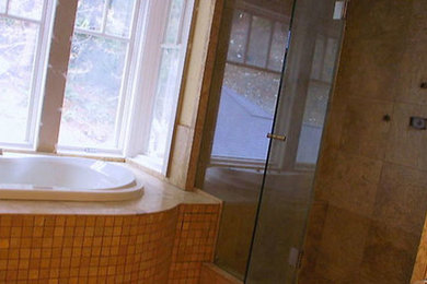 Imagen de cuarto de baño principal de tamaño medio con bañera encastrada, ducha empotrada, baldosas y/o azulejos en mosaico y paredes beige