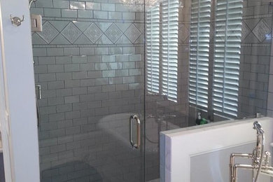 アトランタにあるお手頃価格の中くらいなコンテンポラリースタイルのおしゃれなマスターバスルーム (置き型浴槽、コーナー設置型シャワー、グレーの壁、大理石の床) の写真