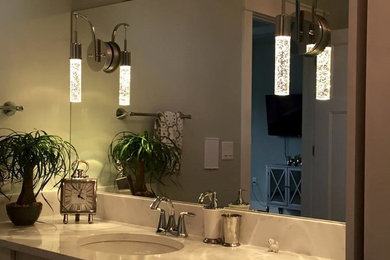 Exempel på ett mellanstort klassiskt badrum med dusch, med grå väggar, ett undermonterad handfat och marmorbänkskiva
