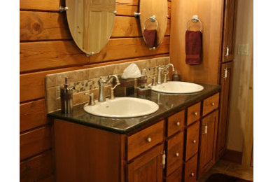 デンバーにある中くらいなおしゃれな浴室 (フラットパネル扉のキャビネット、中間色木目調キャビネット) の写真