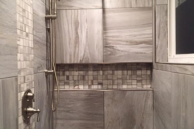Modelo de cuarto de baño contemporáneo con ducha empotrada, baldosas y/o azulejos grises, baldosas y/o azulejos de piedra, paredes grises, suelo de mármol y aseo y ducha