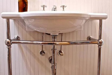 Ejemplo de cuarto de baño tradicional de tamaño medio con lavabo tipo consola, paredes blancas y aseo y ducha