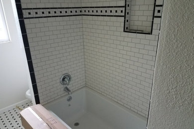 Ejemplo de cuarto de baño principal tradicional renovado de tamaño medio con bañera empotrada, combinación de ducha y bañera, baldosas y/o azulejos blancos, baldosas y/o azulejos de cemento, paredes grises y suelo blanco