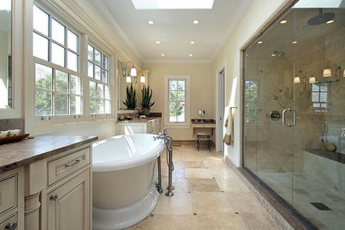 Exempel på ett stort klassiskt brun brunt en-suite badrum, med luckor med upphöjd panel, vita skåp, ett fristående badkar, en dusch i en alkov, beige kakel, keramikplattor, beige väggar, ett undermonterad handfat, granitbänkskiva, beiget golv och dusch med gångjärnsdörr