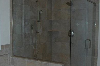 他の地域にある中くらいなおしゃれなマスターバスルーム (ドロップイン型浴槽、アルコーブ型シャワー、石タイル、白い壁、セラミックタイルの床) の写真