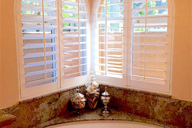Ejemplo de cuarto de baño principal tradicional renovado de tamaño medio con bañera esquinera y paredes beige